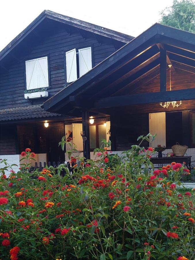 Slow House Y La Cabana De Miss Slower Nigran Exterior photo